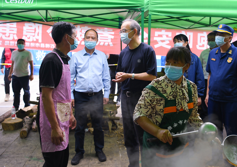 黃強赴雅安市石棉縣指導抗震救災工作并與王祥喜會商下一步重點工作
繼續(xù)全力搶救生命加快恢復正常秩序
有序有力有效推進抗震救災工作堅決打贏這場硬仗「相關圖片」